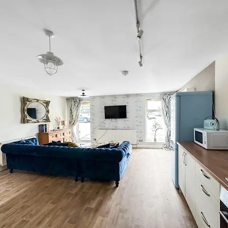 Charming Hideaway | Parking | Near Hospital Holiday home *