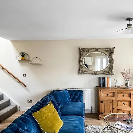 Charming Hideaway | Parking | Near Hospital Holiday home *