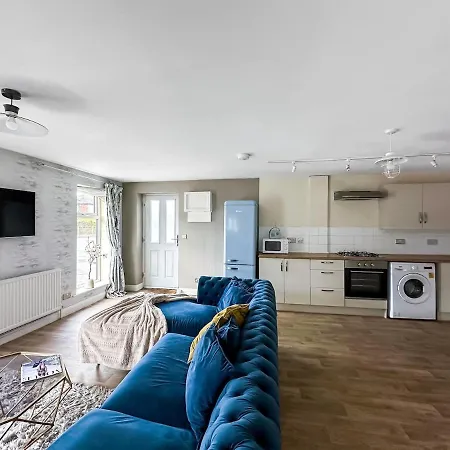 Holiday home Charming Hideaway | Parking | Near Hospital *
