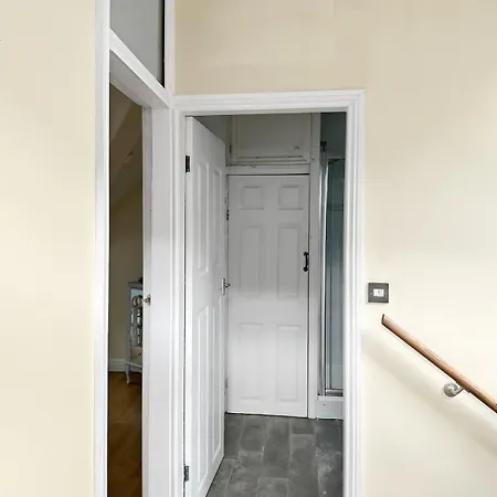 Holiday home Charming Hideaway | Parking | Near Hospital *
