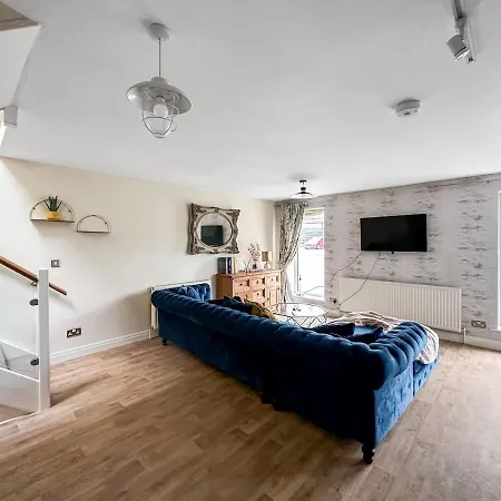 Charming Hideaway | Parking | Near Hospital Holiday home
