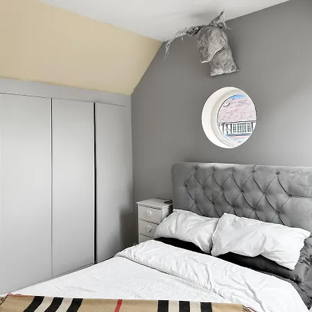 Holiday home Charming Hideaway | Parking | Near Hospital Harrogate