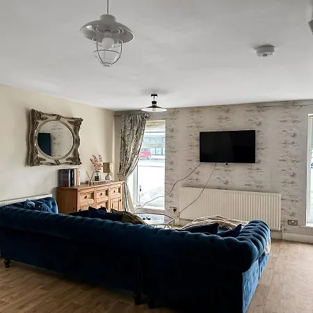 Charming Hideaway | Parking | Near Hospital Holiday home