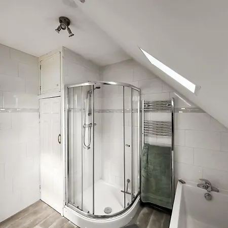Holiday home Charming Hideaway | Parking | Near Hospital *