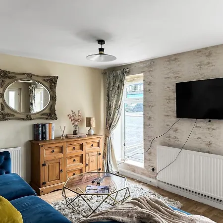 Holiday home Charming Hideaway | Parking | Near Hospital