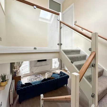 Holiday home Charming Hideaway | Parking | Near Hospital *