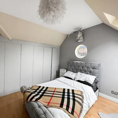 Holiday home Charming Hideaway | Parking | Near Hospital *